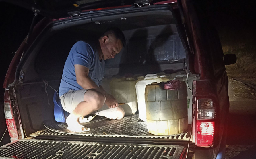 Thầy cô Trường PTDTBT Tiểu học Phìn Hồ, huyện Sìn Hồ (Lai Châu) tranh thủ thời gian lấy nước.