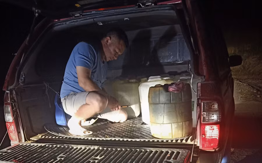 Thầy cô Trường PTDTBT Tiểu học Phìn Hồ, huyện Sìn Hồ (Lai Châu) tranh thủ thời gian lấy nước.