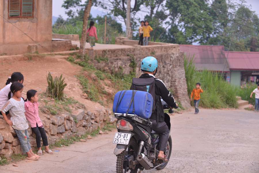 Cùng với giáo án, thầy cô Trường PTDTBT Tiểu học Phìn Hồ có thêm bạn đồng hành là can nước để giải cơn “khát” cho trò.