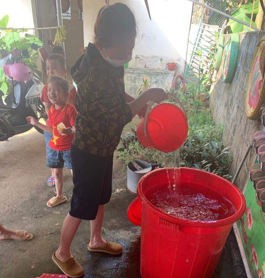 Giáo viên mầm non xã Nậm Nhoóng huyện Quế Phong (Nghệ An) dùng xô, chậu chứa nước phục vụ sinh hoạt hằng ngày.