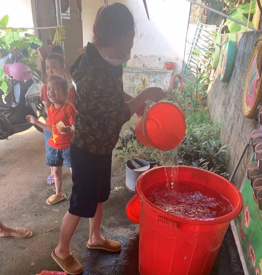 Giáo viên mầm non xã Nậm Nhoóng huyện Quế Phong (Nghệ An) dùng xô, chậu chứa nước phục vụ sinh hoạt hằng ngày.