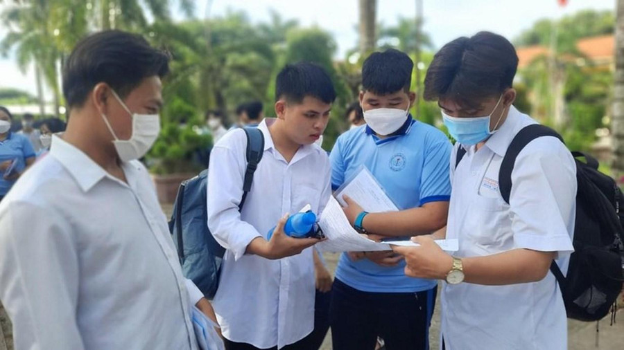 Chủ động hướng nghiệp giúp HS định hướng nghề nghiệp đúng đắn. Chủ động hướng nghiệp giúp HS định hướng nghề nghiệp đúng đắn.