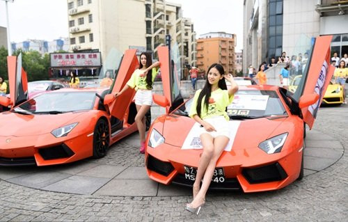 Đại gia phô trương thanh thế bằng siêu xe và gái đẹp
