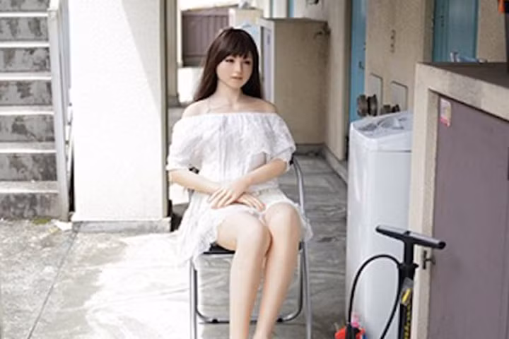 Búp bê tình dục được đàn ông Nhật cưới làm vợ, dẫn đi mua sắm