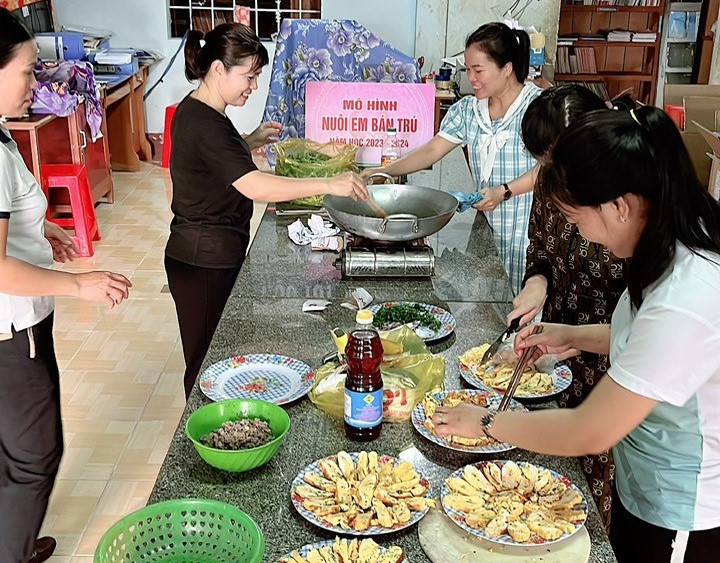 Thầy cô giáo Trường THCS Nguyễn Du chuẩn bị bữa cơm cho các em bán trú. (Ảnh: AT) Thầy cô giáo Trường THCS Nguyễn Du chuẩn bị bữa cơm cho các em bán trú. (Ảnh: AT)