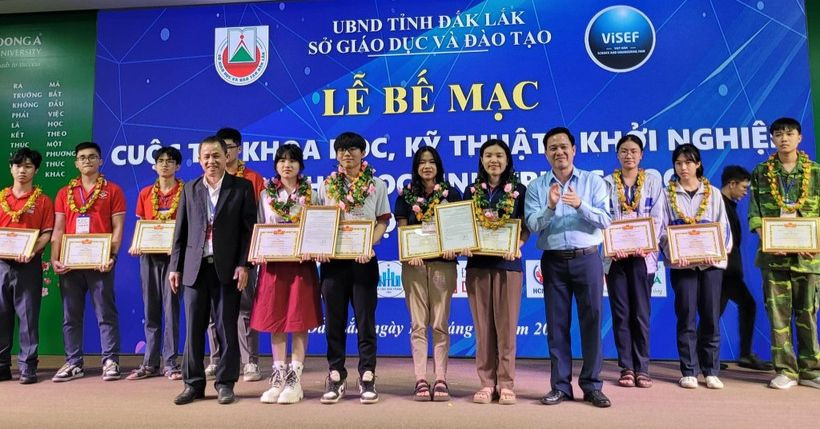 Ban tổ chức trao giấy chứng nhận 2 dự án đại diện Đắk Lắk dự thi cấp quốc gia. (Ảnh: TL) Ban tổ chức trao giấy chứng nhận 2 dự án đại diện Đắk Lắk dự thi cấp quốc gia. (Ảnh: TL)