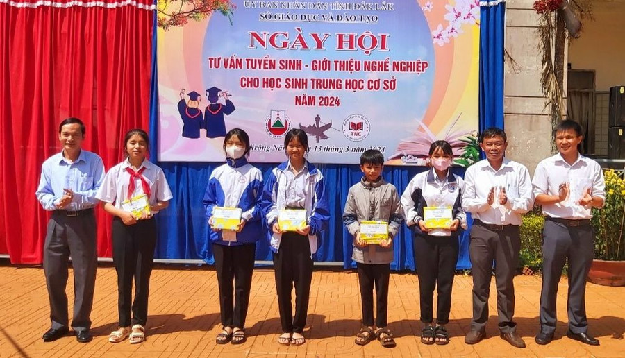 Tổ tư vấn tuyển sinh Sở GD&ĐT Đắk Lắk tặng quà học sinh nghèo vượt khó. Ảnh: Thành Tâm Tổ tư vấn tuyển sinh Sở GD&ĐT Đắk Lắk tặng quà học sinh nghèo vượt khó. Ảnh: Thành Tâm
