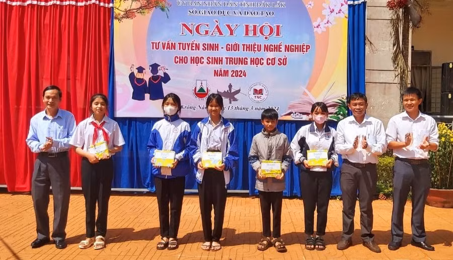 Tổ tư vấn tuyển sinh Sở GD&amp;ĐT Đắk Lắk tặng quà học sinh nghèo vượt khó. Ảnh: Thành Tâm
