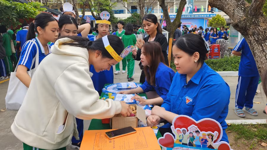 Học sinh Trường THCS Huỳnh Thúc Kháng (quận Thanh Khê, TP Đà Nẵng) tìm hiểu thông tin về các trường nghề trong Ngày hội STEM và tư vấn hướng nghiệp của nhà trường. Ảnh: NTCC