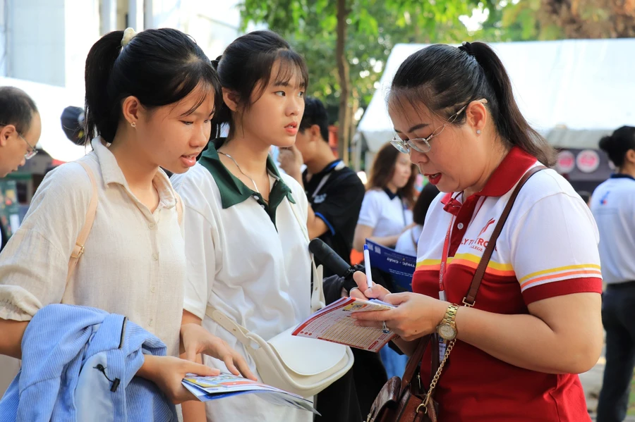 Bộ phận tuyển sinh của Trường Cao đẳng Lý Tự Trọng giải đáp thắc mắc cho học sinh. Ảnh: NTCC