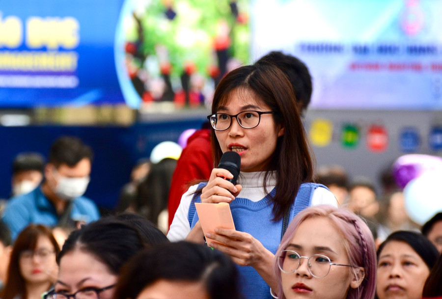 Phụ huynh đặt câu hỏi tại Ngày hội tư vấn tuyển sinh, hướng nghiệp ngày 17/3. Ảnh: TG