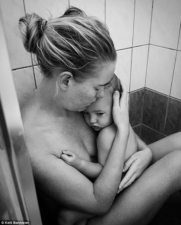 Đằng sau bức ảnh người mẹ ôm con trong phòng tắm “gây bão” trên mạng xã hội ảnh 1 Đằng sau bức ảnh người mẹ ôm con trong phòng tắm “gây bão” trên mạng xã hội ảnh 1