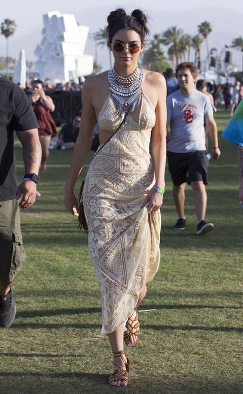 ghen ti voi vay ao xinh dep cua ban gai tai le hoi coachella - 1