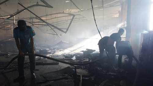 Bình Dương: Cháy dữ dội ở nhà máy gỗ rộng 3.000m2 - Ảnh 1