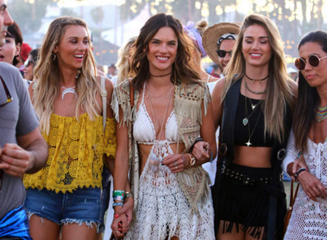 Ghen tị với váy áo xinh đẹp của bạn gái tại lễ hội Coachella