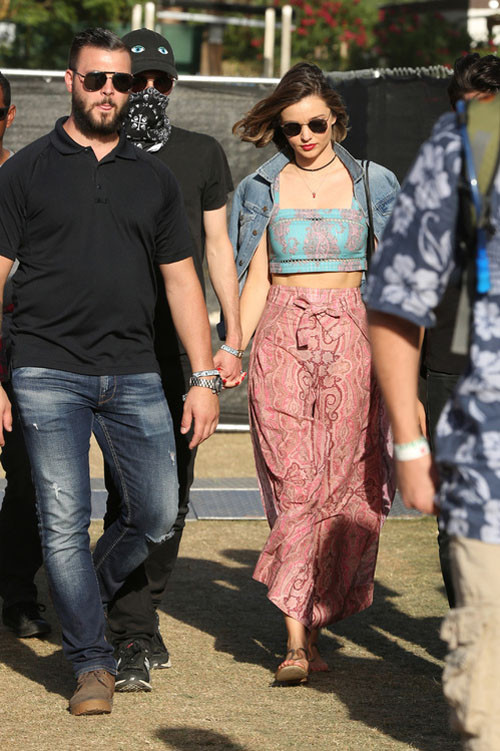 ghen ti voi vay ao xinh dep cua ban gai tai le hoi coachella - 6