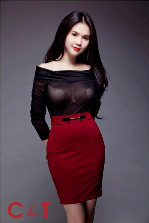 Mặt quá xinh nhưng Ngọc Trinh sẽ xấu hổ khi nhìn lại hình ảnh này ảnh 5 ... lúc thì để hở trọn nội y khi mặc với chiếc áo quá mỏng.