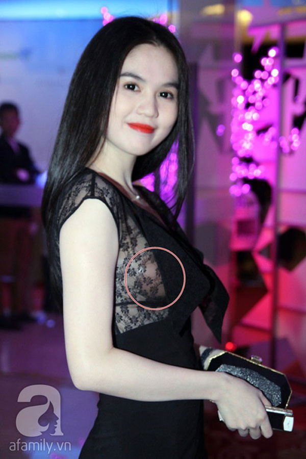 Mặt quá xinh nhưng Ngọc Trinh sẽ xấu hổ khi nhìn lại hình ảnh này ảnh 4 Thế nhưng, lỗi nội y là một trong những sự cố thường xuyên vướng phải của cô nàng. Khi thì hở miếng dán ngực...