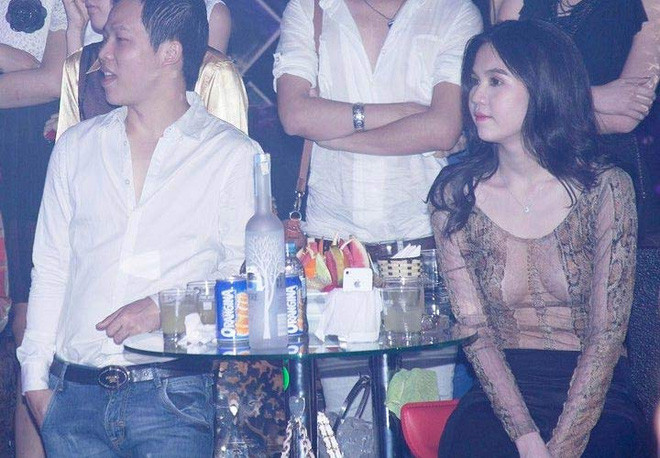 Mặt quá xinh nhưng Ngọc Trinh sẽ xấu hổ khi nhìn lại hình ảnh này ảnh 9 Đôi khi, cô để lộ ra vòng 1 kém săn chắc và có dấu hiệu chảy xệ của mình khi bỏ quên nội y như thế này.