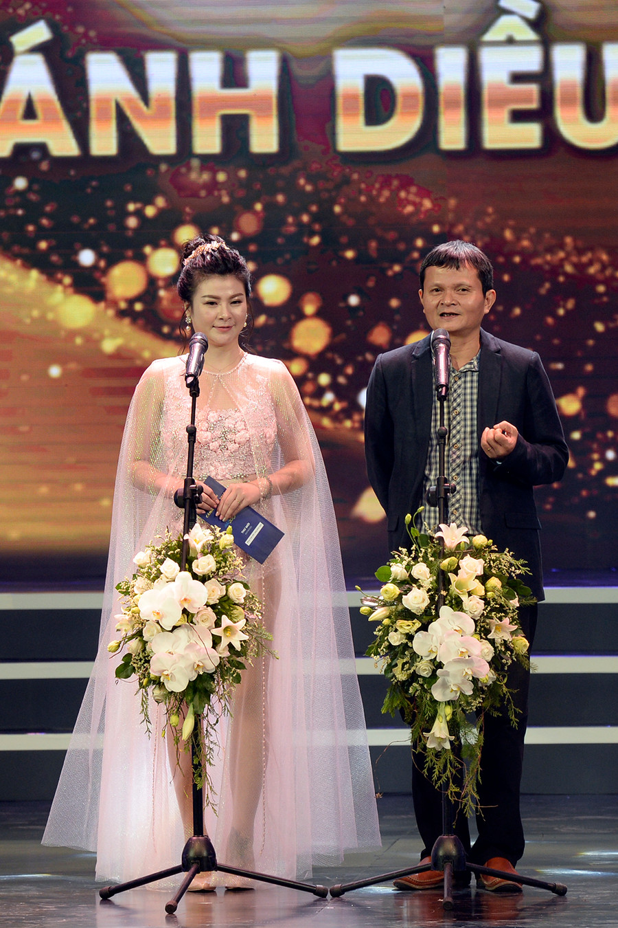  Sự tương phản của NSƯT Kim Oanh với bậc đạo diễn tiền bối trong giây phút lên trao giải. Ngay khi Kim Oanh vừa bước lên sân khấu với trang phục này, ở dưới sân khấu đã không có không ít tiềng bàn tán. 