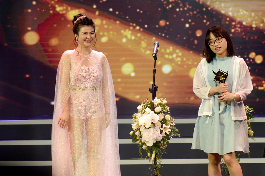 Thực ra, trong số các khách mời đến trao giải tối qua có rất nhiều nhân vật nổi tiếng là nữ. Cụ thể như: NSND Như Quỳnh, NSND Lê Khanh, NSƯT Chiều Xuân... nhưng các nghệ sỹ khác đều diện trang phục rất nền nã và lịch sự.