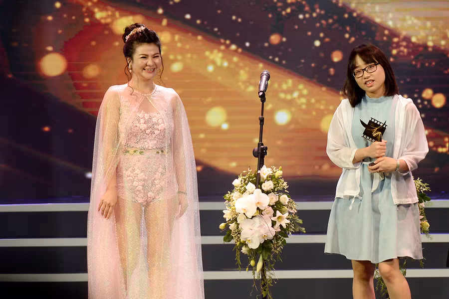 Thực ra, trong số các khách mời đến trao giải tối qua có rất nhiều nhân vật nổi tiếng là nữ. Cụ thể như: NSND Như Quỳnh, NSND Lê Khanh, NSƯT Chiều Xuân... nhưng các nghệ sỹ khác đều diện trang phục rất nền nã và lịch sự.