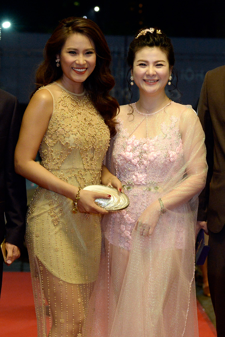 Bộ váy được thiết kế khá cầu kỳ và giúp NSƯT Kim Oanh trẻ hơn nhiều so với tuổi U40 của mình. Chỉ có điều, chiếc áo choàng trong suốt bên ngoài đã không che hết được độ ngắn cũn cỡn của bộ đồ ôm bó sát bên trong. Những bộ váy này chỉ thích hợp với những bữa tiệc dạ hội của giới trẻ.