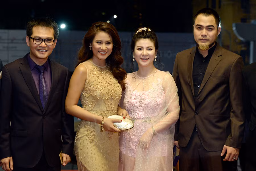 Diễn viên Kim Oanh cùng NSND Trung Hiếu, Hoa hậu biển Vân Anh và một nam diễn viên đến dự lễ trao giải Cánh diều từ khá sớm. Với bộ váy này, Kim Oanh dường như là người nổi bật nhất trong số các khách mời.