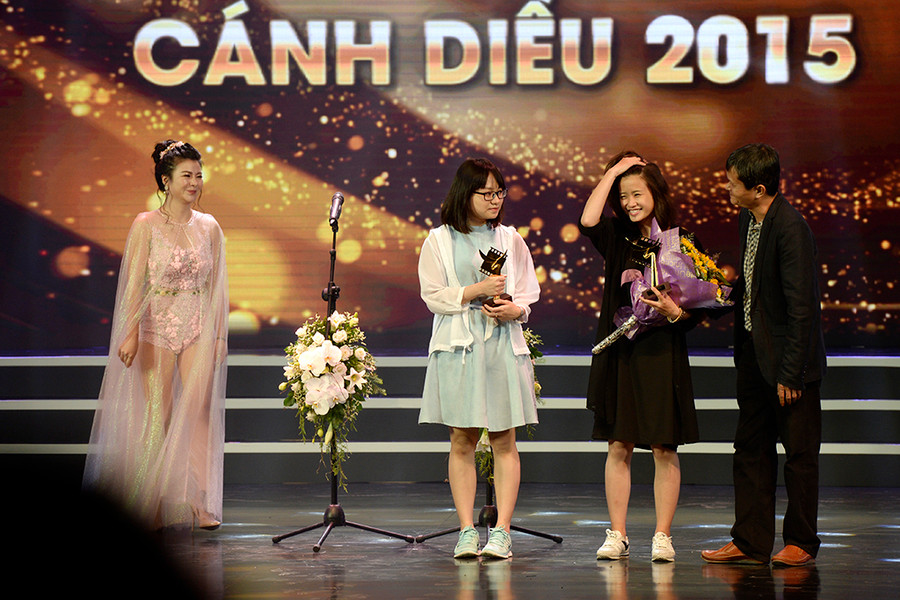 Có vẻ như ý thức được sự sai lầm của mình nên ngay sau đó Kim Oanh đã âm thầm đi thay ngay một bộ trang phục khác.