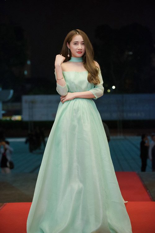 Nhã Phương tặng giải Cánh diều vàng cho Trường Giang