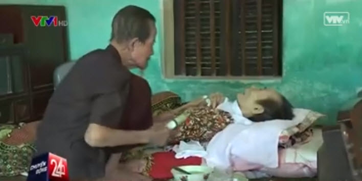 cu ong 70 tuoi ngay ngay nau chao, lam tho tang vo - 1