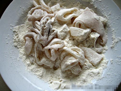 Tẩm mực vào bột sao cho bột bám đều vào các miếng mực. muc