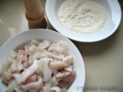 Mực làm sạch và cắt khoanh vừa ăn. muc