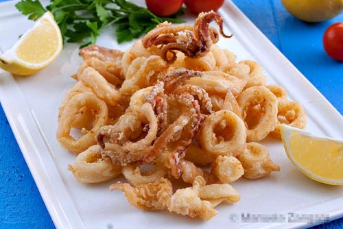 Vớt mực ra để ráo dầu trên giấy thấm dầu. Rắc lên trên mực một ít muối biển và thưởng thức. muc