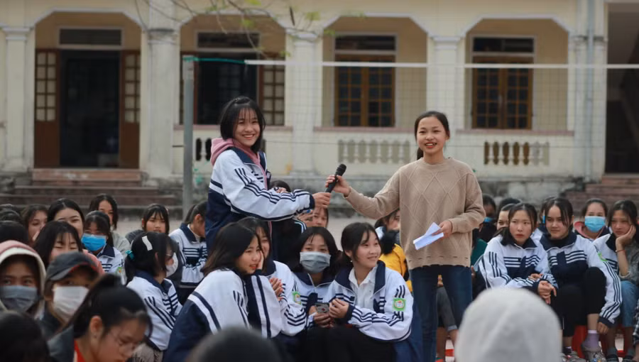 Một buổi sinh hoạt Câu lạc bộ sách tại Trường THPT Nghi Lộc 2, Nghệ An. Ảnh: Nguyễn Phú Hòa