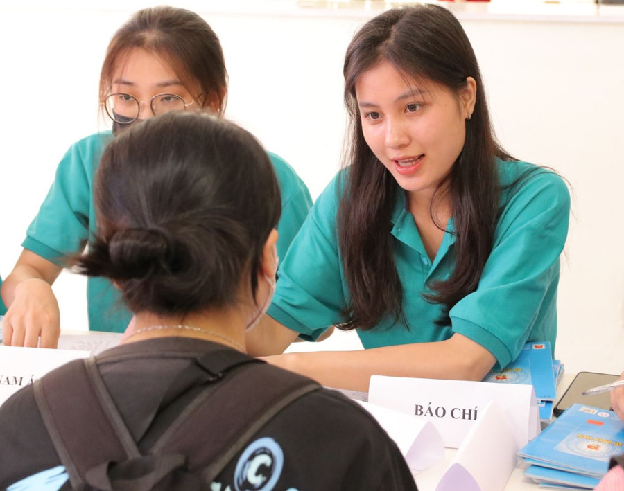 Cán bộ, giảng viên Trường ĐH Khoa học Xã hội và Nhân văn (ĐH Quốc gia Hà Nội) tư vấn học tập cho sinh viên báo chí.