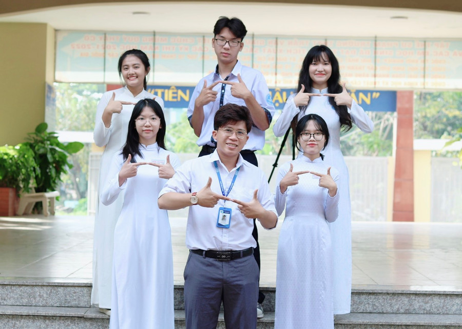 Thầy Nam cùng các thành viên trong nhóm sáng tác bộ truyện tranh “Chuyện của Mèo”. Thầy Nam cùng các thành viên trong nhóm sáng tác bộ truyện tranh “Chuyện của Mèo”.