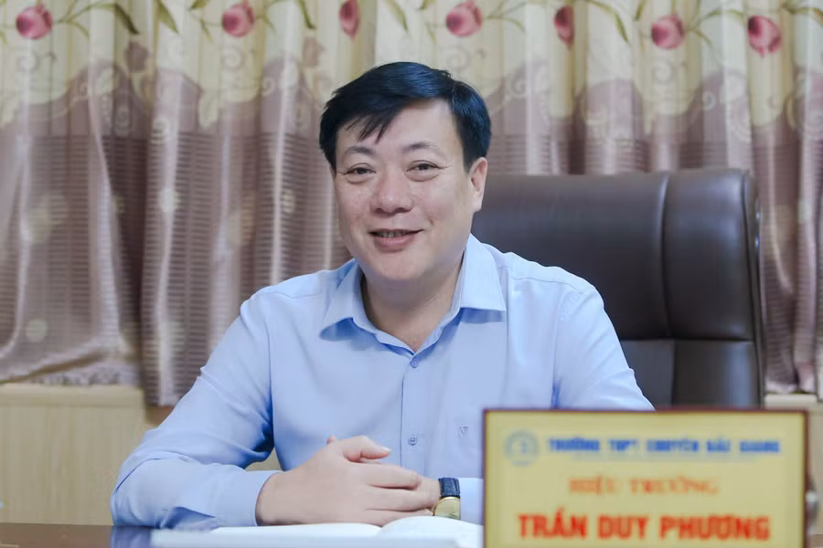 Thầy Trần Duy Phương - Hiệu trưởng Trường THPT Chuyên Bắc Giang. Thầy Trần Duy Phương - Hiệu trưởng Trường THPT Chuyên Bắc Giang.