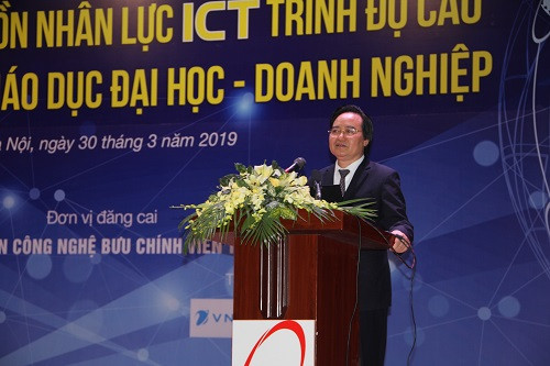 Bộ trưởng Bộ GD&ĐT Phùng Xuân Nhạ phát biểu tại chương trình tọa đàm.