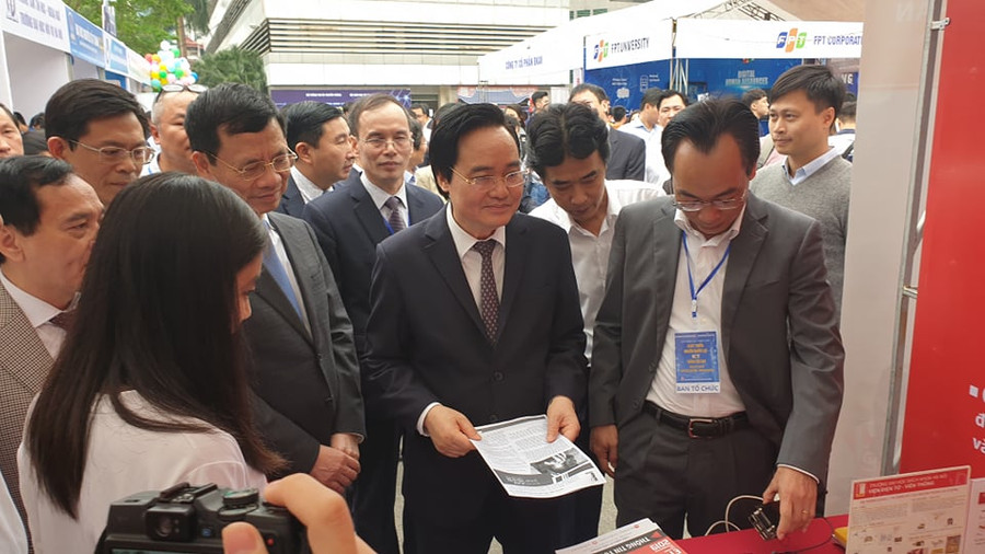 Bộ trưởng Bộ GD&ĐT Phùng Xuân Nhạ và Bộ trưởng Bộ TT&TT Nguyễn Mạnh Hùng đến thăm các gian hàng giới thiệu sản phẩm của doanh nghiệp. Bộ trưởng Bộ GD&ĐT Phùng Xuân Nhạ và Bộ trưởng Bộ TT&TT Nguyễn Mạnh Hùng đến thăm các gian hàng giới thiệu sản phẩm của doanh nghiệp.