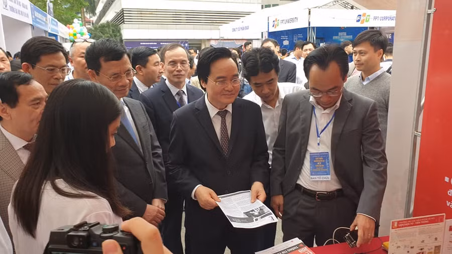 Bộ trưởng Bộ GD&ĐT Phùng Xuân Nhạ và Bộ trưởng Bộ TT&TT Nguyễn Mạnh Hùng đến thăm các gian hàng giới thiệu sản phẩm của doanh nghiệp.