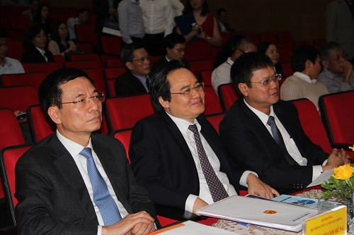 Từ trái sang: Bộ trưởng Bộ TTTT Nguyễn Mạnh Hùng, Bộ trưởng Bộ GD&ĐT Phùng Xuân Nhạ và Thứ trưởng Lê Hải An tại chương trình tọa đàm