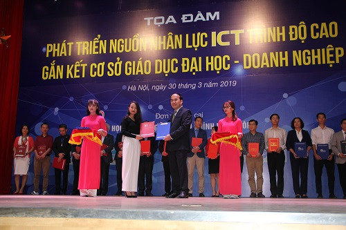 Đại diện trường ĐH và đối tác doanh nghiệp ICT thỏa thuận hợp tác