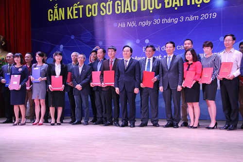 Bộ trưởng Phùng Xuân Nhạ, Bộ trưởng Nguyễn Mạnh Hùng chụp ảnh cùng đại diện các trường ĐH và doanh nghiệp ngành ICT