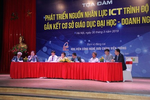 Các chuyên gia ngành ICT và đại diện trường ĐH thảo luận