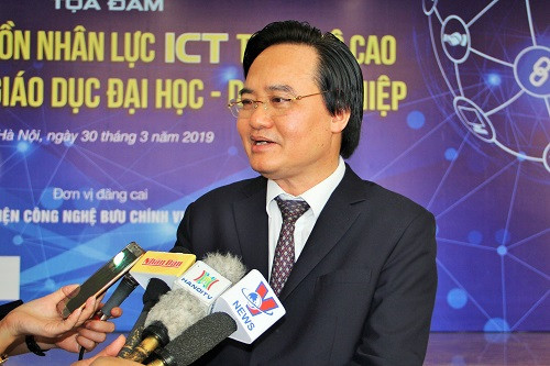 Bộ trưởng Phùng Xuân Nhạ trao đổi với báo chí bên lề Chương trình tọa đàm