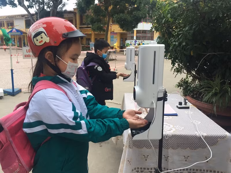 Học sinh đến trường đo thân nhiệt, thường xuyên rửa tay sát khuẩn.