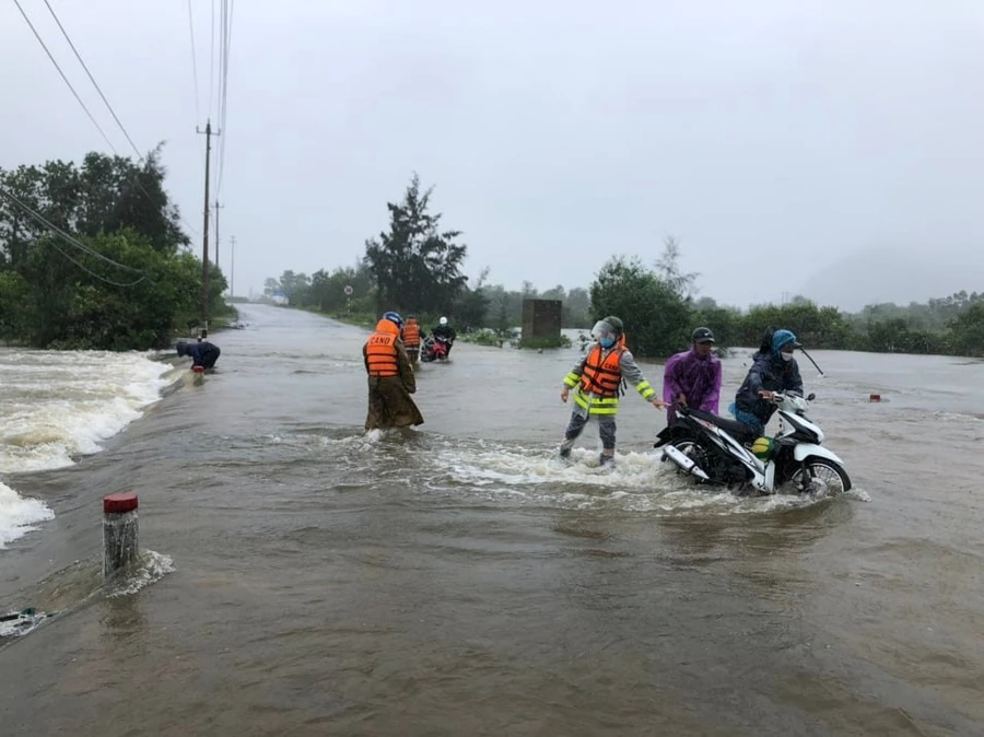 Mưa lũ bất thường khiến cho nhiều khu vực ở Thừa Thiên - Huế bị ngập úng.