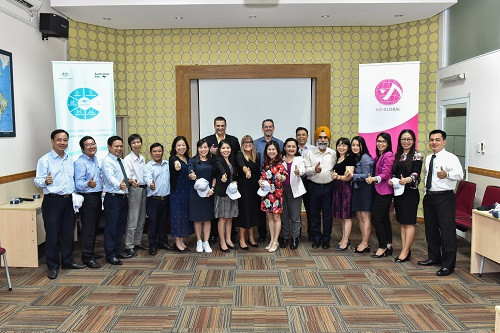 Bà Karen Lanyon, các chuyên gia Australia cùng 17 học viên tại Lễ bế giảng khóa học