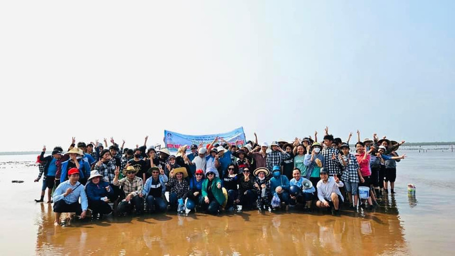 Học sinh trường THCS Thụy Trường tìm hiểu rừng ngập mặn tại địa phương.